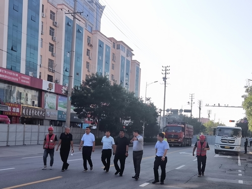 榆林市住建局黨組書記、局長紀(jì)磊一行蒞臨上郡北路道路綜合整治提升工程檢查指導(dǎo)工作