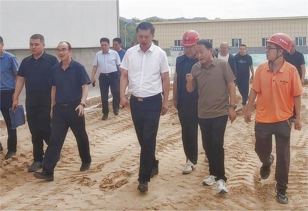 綏德縣縣委副書記、縣長王誠一行蒞臨陜煤建設(shè)路橋分公司綏德縣第二凈水廠工程調(diào)研