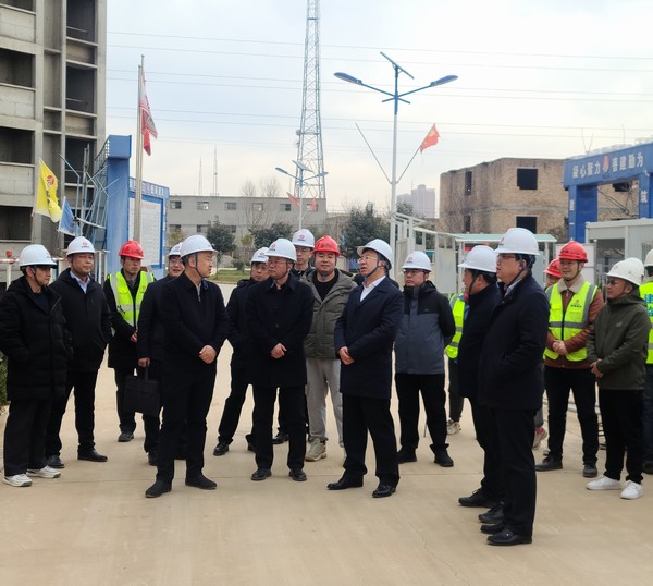 銅川礦業(yè)有限公司黨委書記、董事長(zhǎng)路根奎一行蒞臨陜煤建設(shè)銅煤公司承建的銅煤三號(hào)居住區(qū)檢查指導(dǎo)工作