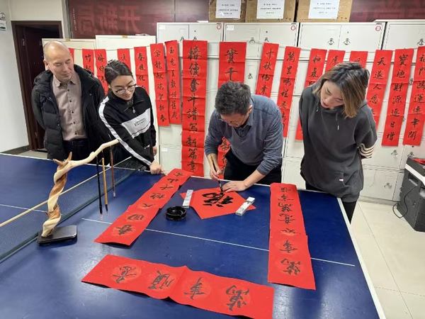 陜煤建設(shè)礦建二公司開展“翰墨飄香 迎新春 寫春聯(lián) 送祝?！被顒?dòng)