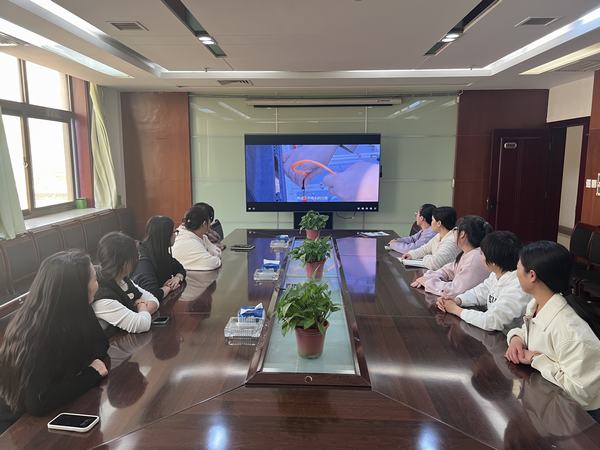 陜煤建設(shè)煤礦運營服務(wù)分公司：組織女職工觀看巾幗勞模工匠大宣講直播節(jié)目