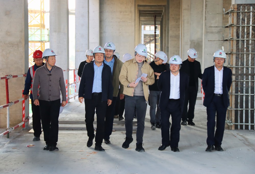 榆林城投集團(tuán)黨委書記、董事長郝君一行蒞臨陜煤建設(shè)榆林公司承建的榆溪圣境一標(biāo)段項(xiàng)目檢查指導(dǎo)工作