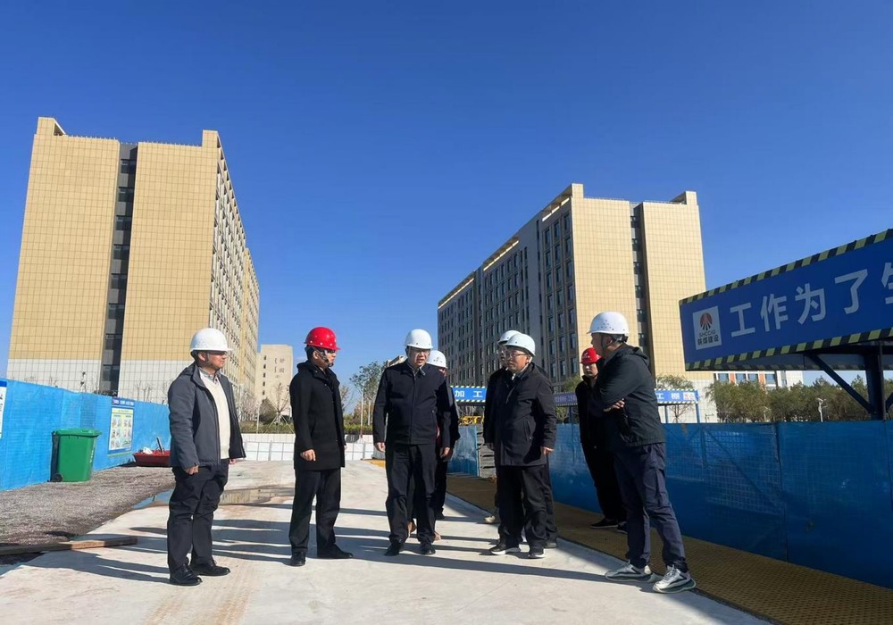 鄂爾多斯市代建中心及應(yīng)用技術(shù)學(xué)院校方對鄂爾多斯市應(yīng)用技術(shù)學(xué)院項(xiàng)目進(jìn)行調(diào)研