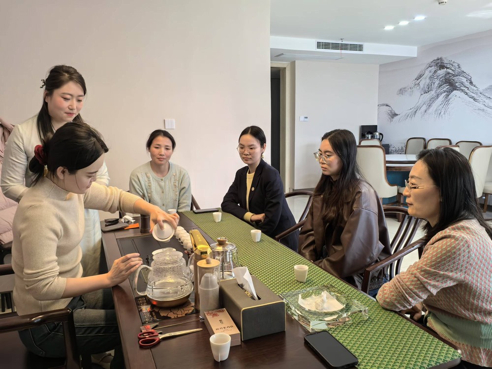 陜煤建設(shè)綠宇公司：以茶之名 開啟職場玫瑰的馥郁時光