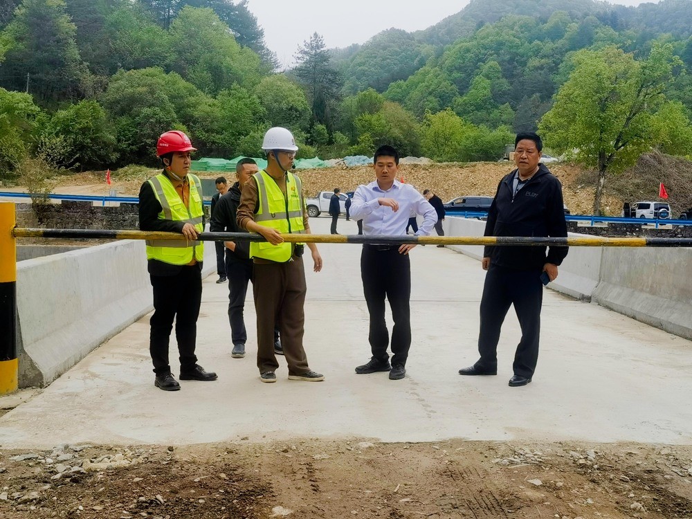 陜西省發(fā)展和改革委員會(huì)重大項(xiàng)目儲(chǔ)備推進(jìn)中心副主任譚超等一行蒞臨陜煤建設(shè)路橋分公司秦嶺項(xiàng)目部調(diào)研