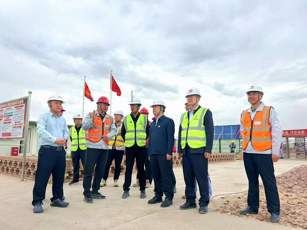 陜煤集團工程總監(jiān)、基本建設(shè)管理部總經(jīng)理李仰東深入榆林化學(xué)二期項目檢查指導(dǎo)