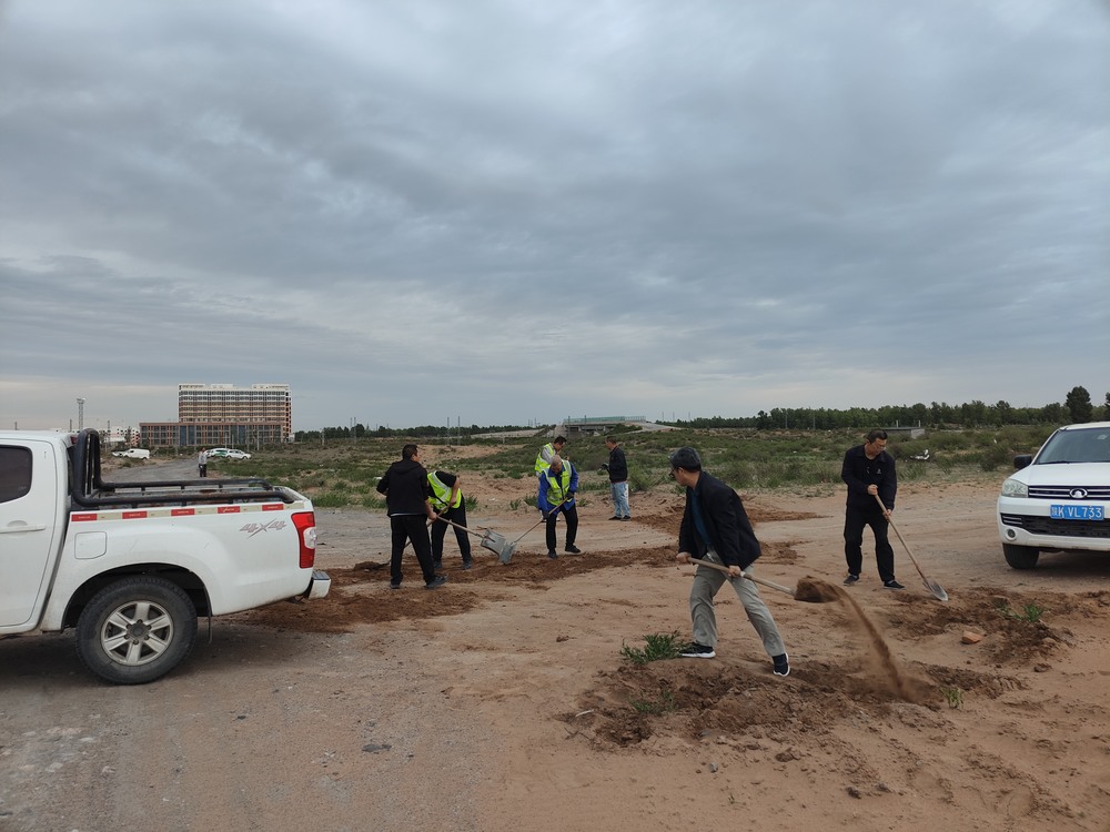 團(tuán)團(tuán)領(lǐng)航 青春筑路！陜煤青年突擊隊(duì)義務(wù)鋪就暖心路