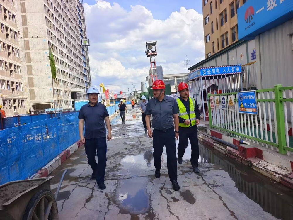 陜西省建設(shè)工程質(zhì)量安全監(jiān)督總站站長鄭海平一行蒞臨檸條塔煤礦新建3#、4#員工公寓樓項(xiàng)目檢查指導(dǎo)工作