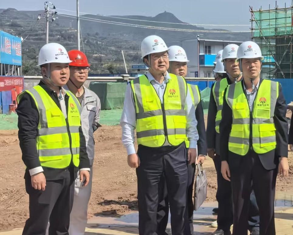 陜西省煤層氣黨委委員、紀委書記董巨國一行深入天工公司土建第二十一項目部開展節(jié)前檢查指導工作