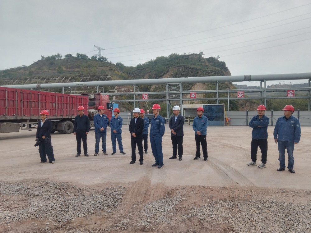 陜煤集團府谷能源開發(fā)有限公司黨委書記、 董事長李寧蒞臨陜西新元潔能有限公司電石廠電池儲能調(diào)峰項目檢查指導工作