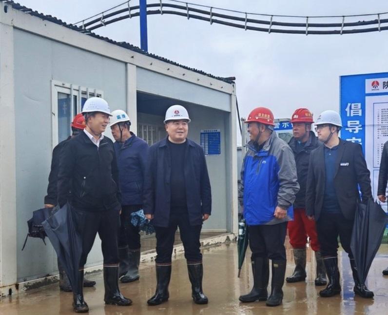 彬長集團副總經(jīng)理萬近礦蒞臨小莊煤礦義門風井項目35KV變電站工程現(xiàn)場視察指導工作