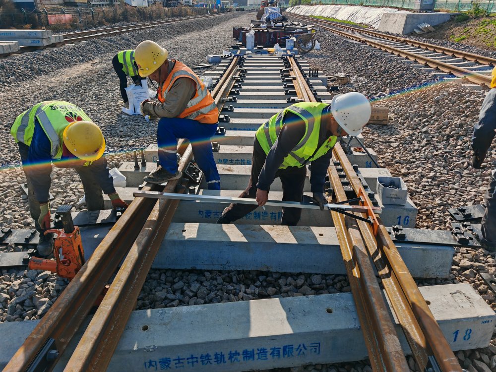 陜煤建設(shè)路橋分公司黃陵項(xiàng)目部“雙線(xiàn)”攻堅(jiān)助力施工提速